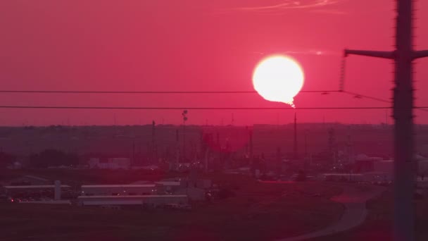 Wyoming Rafinerinin Arkasında Güneş Batıyor — Stok video