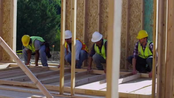 Grupo Trabalhadores Construção Staning Wall — Vídeo de Stock