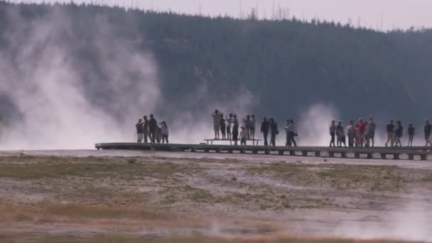 Parque Nacional Yellowstone Por Volta 2018 Pessoas Caminhando Longo Caminhos — Vídeo de Stock