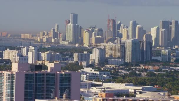 フロリダ州マイアミビーチを背景にマイアミビーチホテルの空中ビュー — ストック動画
