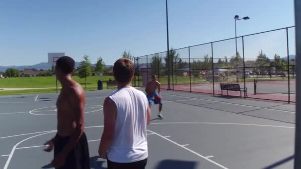 Freunde Spielen Basketball Park — Stockvideo