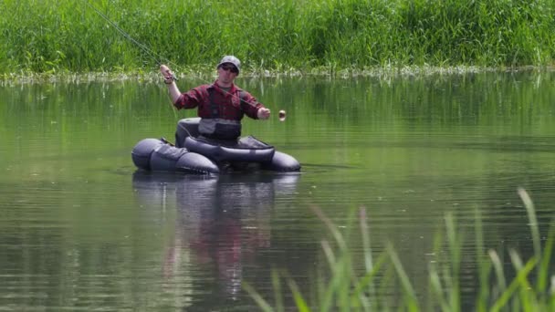 Tiro Câmera Lenta Homem Pesca Com Mosca — Vídeo de Stock