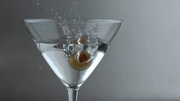 Lento Tiro Movimento Oliva Salpicando Martini — Vídeo de Stock