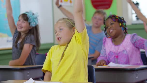 Les Élèves Lèvent Main Dans Classe Scolaire — Video