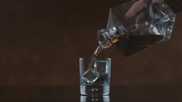 Whisky Wordt Slow Motion Glas Gegoten Opgenomen Phantom Flex Bij — Stockvideo