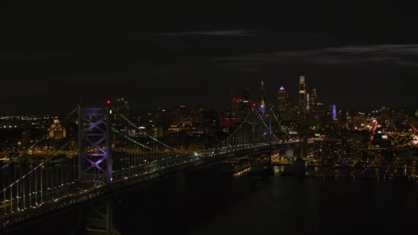 宾夕法尼亚 2017年左右 夜晚通过本富兰克林桥接近费城 用Cineflex和Red Epic Helium拍摄 — 图库视频影像