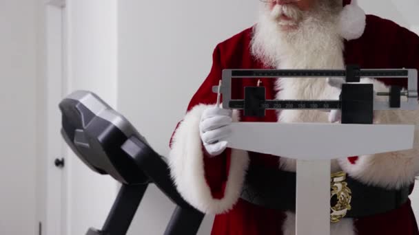 Santa Claus Zdenerwowany Aby Zobaczyć Wagę Skali — Wideo stockowe