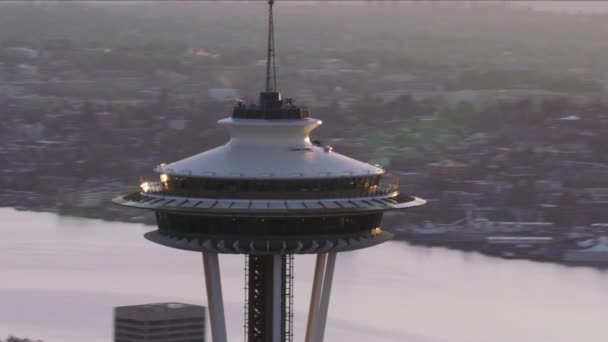 西雅图 华盛顿 2017年左右 日出时太空针头的特写航拍 用Cineflex和Red Epic Helium拍摄 — 图库视频影像