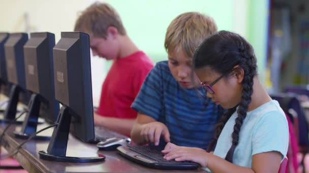 Estudiantes Aula Escuela Usando Computadoras — Vídeos de Stock