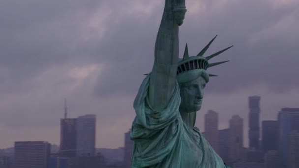 2017年頃のニューヨーク市では マンハッタンと朝の雲を明らかにするために自由の女神のクローズアップから抜け出してください CineflexとRed Epic Heliumで撮影 — ストック動画
