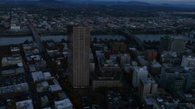Portland Şehri, Oregon, ABD hava klibi alacakaranlıkta: 4K Ultra HD