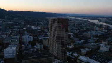 Portland Şehri, Oregon, ABD hava klibi alacakaranlıkta: 4K Ultra HD