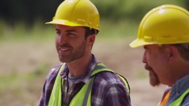 İki mavi yakalı işçiler iş sitede Öğle Yemeği