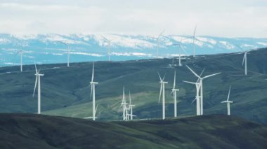 Tepelerdeki rüzgar türbinlerinin havadan görünüşü
