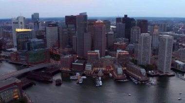 Akşam karanlığında Boston, Massachusetts 'in hava manzarası