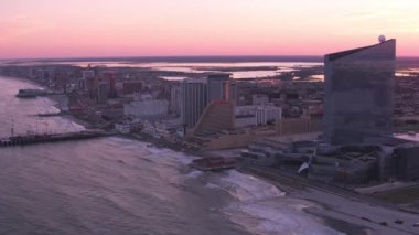 Atlantic City, New Jersey dolayları 2017, Atlantic City plajı ve gün batımında rıhtım manzarası. Cineflex ve RED Epic-W Helyum ile çekilmiştir..