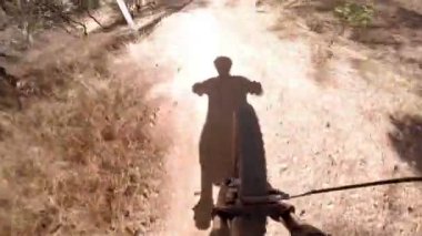 POV kamera görüntüsü Man dağ bisikleti sürerken