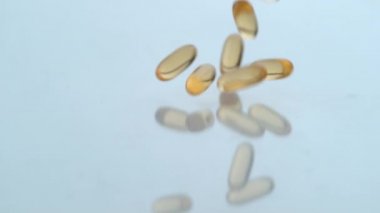 Vitaminler yavaş çekimde düşüyor