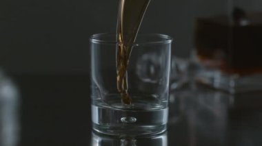 Viski yavaş çekimde cama dökülür; Fantom Flex 4K 'de 1000 fps' de çekilir.