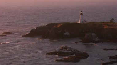 Newport, Oregon. 2017 dolaylarında. Gün batımında Yaquina Head Deniz Feneri 'nin havadan çekilmiş fotoğrafı. Cineflex ve RED Epic-W Helyum ile çekilmiştir..