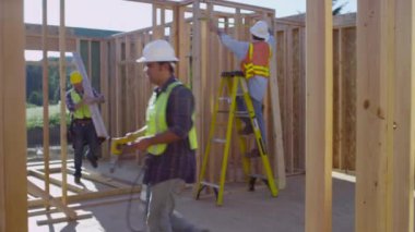 İnşaat işçisi kurulu ile yürüyüş