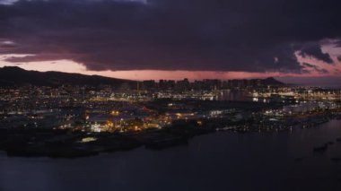 Honolulu, Oahu, Hawaii 2018 dolaylarında, alacakaranlıkta Honolulu ve Waikiki 'nin havadan görünüşü. Cineflex ve RED Epic-W Helyum ile çekilmiştir..