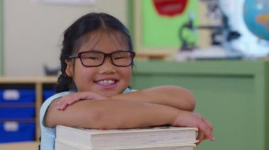 Okul sınıfında öğrenci portresi