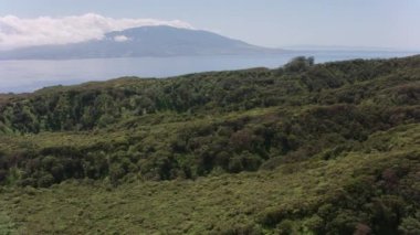 Molokai, Hawaii 2018 dolaylarında. Maui uzaktayken Molokai 'nin havadan görüntüsü. Cineflex ve RED Epic-W Helyum ile çekilmiştir..