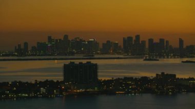 Miami, Florida şehir merkezinin hava gece görüşü