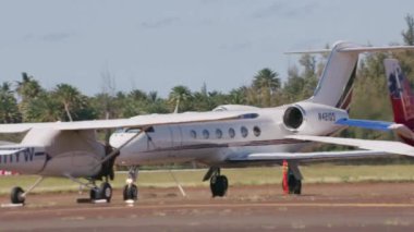 Maui, Hawaii 2018 dolaylarında. Jet taksiler pistte. Cineflex ve RED Epic-W Helyum ile çekilmiştir..