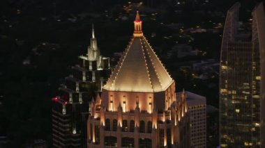 Atlanta, Georgia, 2017 dolaylarında, Atlanta 'daki One Atlantic Center' ın yakın çekim günbatımında. Cineflex ve RED Epic-W Helyum ile çekilmiştir..