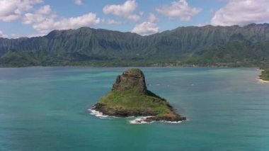 Oahu, Hawaii 2018 dolaylarında. Çinlinin Şapkası olarak da bilinen Mokolii Adası 'nın havadan görünüşü. Cineflex ve RED Epic-W Helyum ile çekilmiştir..