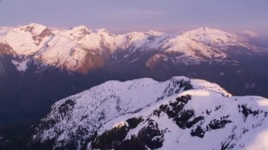 British Columbia, Kanada 2018 dolaylarında. Karla kaplı dağ sırasının havadan görünüşü. Helikopterden Cineflex gimbal ve RED Epic-W kamerasıyla çekildi..