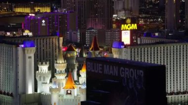 Las Vegas, Nevada dolaylarında 2017, Las Vegas Bulvarı 'ndaki kumarhanelerin havadan görünüşü. Cineflex ve RED Epic-W Helyum ile çekilmiştir..