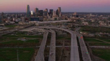 Dallas, Teksas - 2017 dolaylarında: Alacakaranlıkta Dallas, Teksas 'ın havadan görünüşü