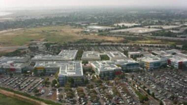 Menlo Park, California - 2017 dolaylarında: Facebook genel merkezinin hava görüntüsü. Cineflex ve RED Epic-W Helyum ile çekilmiştir..