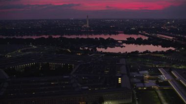 Washington, D.C. 2017, Potomac Nehri ve şehirle birlikte Pentagon 'un sabah hava görüntüsü. Cineflex ve RED Epic-W Helyum ile çekilmiştir..
