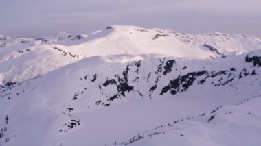 British Columbia, Kanada 2018 dolaylarında. Karla kaplı dağ sırasının havadan görünüşü. Helikopterden Cineflex gimbal ve RED Epic-W kamerasıyla çekildi..
