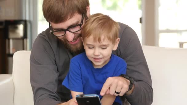 Отец Сын Используют Смартфон Вместе — стоковое видео