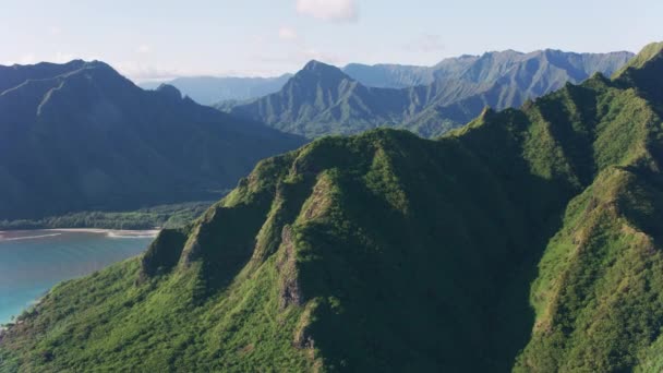 2018年頃 ハワイ州オアフ島 カハナ湾と美しい崖の空中ビュー CineflexとRed Epic Heliumで撮影 — ストック動画