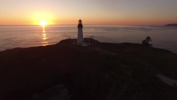 オレゴン州ニューポートの夕日のヤキナ湾灯台の空中写真 — ストック動画