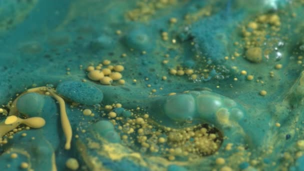 带有蓝色和黄色油漆 慢速运动的油的抽象闭合纹理 — 图库视频影像