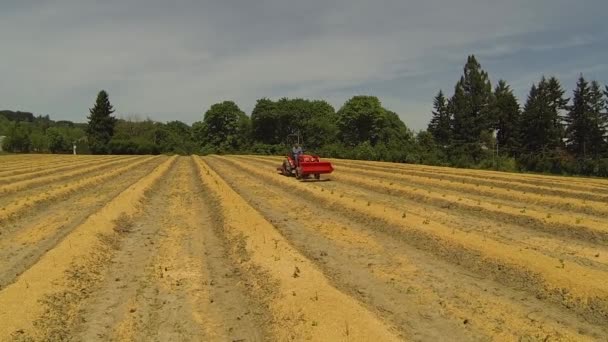 農場でトラクターを運転する男の空中ショット — ストック動画