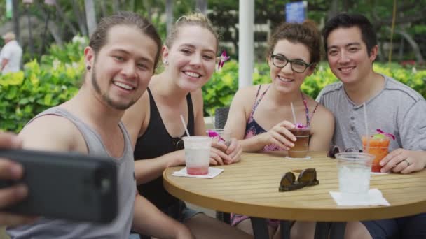 Група Друзів Гаваях Разом Роблять Селфі — стокове відео