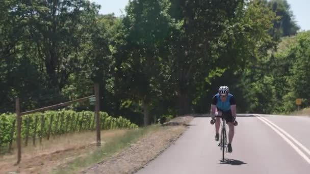 Tracciamento Ciclista Sulla Strada Campagna Completamente Rilasciato Uso Commerciale — Video Stock