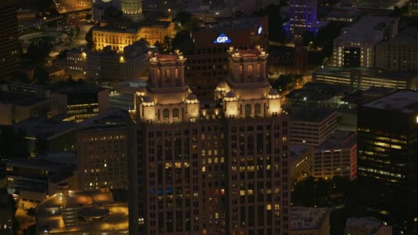 佐治亚州亚特兰大 2017年左右 夜间俯瞰亚特兰大市中心191座桃树塔的Closeup航景 用Cineflex和Red Epic Helium拍摄 — 图库视频影像