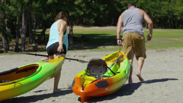 Pareja Llevar Kayaks Lago — Vídeo de stock