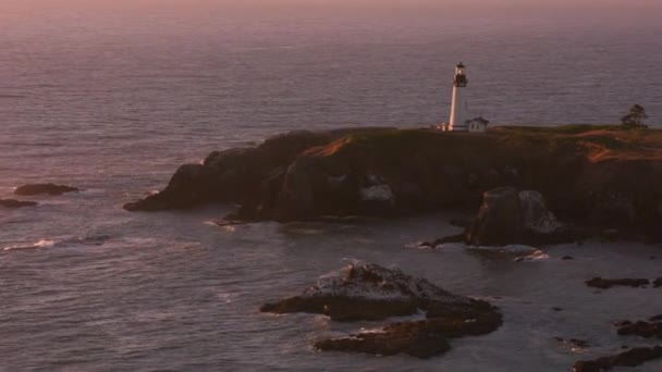 オレゴン州ニューポート2017年頃 日没時にヤキナ灯台の空中撮影 CineflexとRed Epic Heliumで撮影 — ストック動画