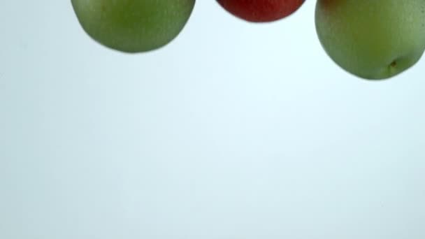 Manzanas Salpicando Agua Cámara Lenta — Vídeos de Stock