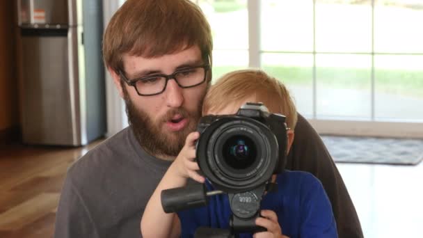 Πατέρας Που Δείχνει Στον Γιο Του Πώς Χρησιμοποιεί Κάμερα — Αρχείο Βίντεο